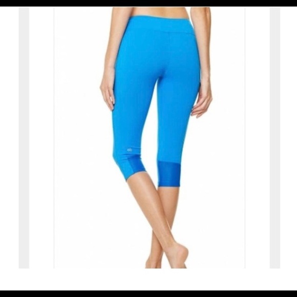 ALO Yoga Pants - Alo
Blue Glow Capri Leggings Activewear Bottoms